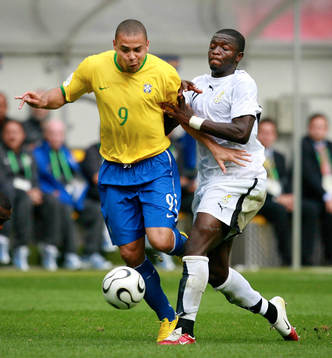Ronaldo, Brasilien springer ifrån Sulley Muntari, Ghana