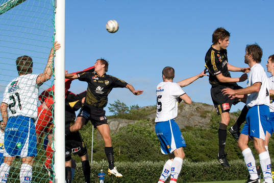Bobby Alm Nilsson och Simon Larsson framme och oroar vid en