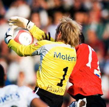 Peter Westman, målvakt, Örebro, plockar bollen