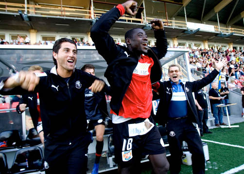 Matchhjälten Michael Mensah, som blev utbytt, jubel