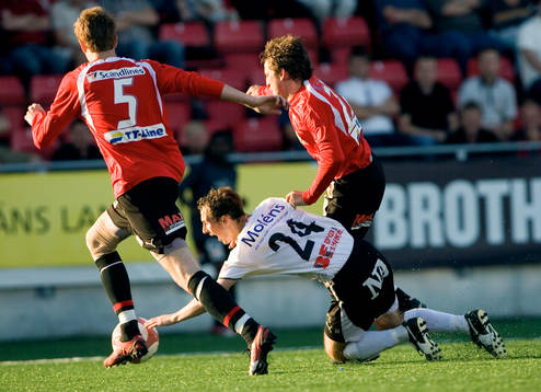 Örebro föll, här Ian Jeffs faller mellan Mikael