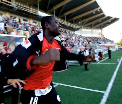 Matchhjälten Michael Mensah jubel