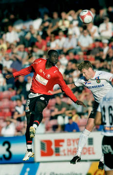 Målskytten Michael Mensah vinner nickduell