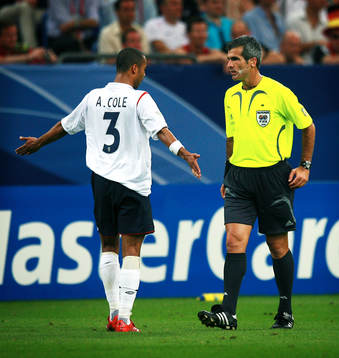 Horacio Elizondo, domare och Ashley Cole, England