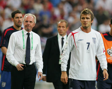 En besviken David Beckham och Sven Göran Eriksson,
