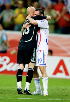 Fabien Barthez (målvakt) och Willy Sagnol, Frankrike,