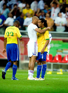 Thierry Henry, Frankrike tröstar Robinho och Ronaldinho,