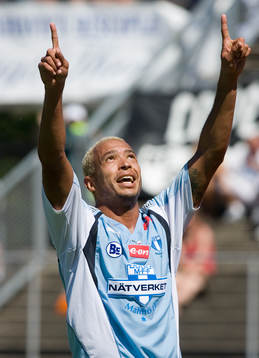 Nye brassen Junior har gjort 1-0 och fått en succéstart i
