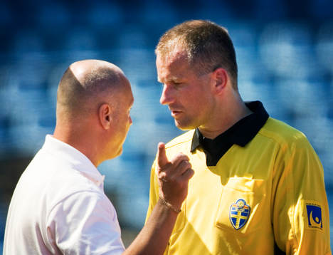 Sören Åkeby, tränare, Malmö FF i samspråk med domare