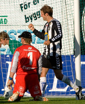 Henrik Gustavsson, målvakt, Åtvidaberg, på knä. Jubel,