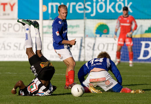 Johan Niklasson har fått Amuneke på fall, men bilden