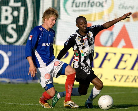 En Åtvidabergs-spelare dansar med Amuneke