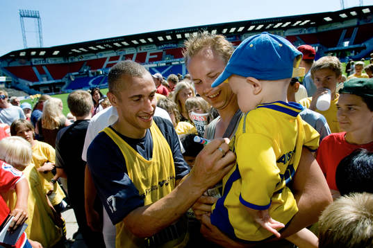 Henrik Larsson har kommit hem. Första träningspasset
