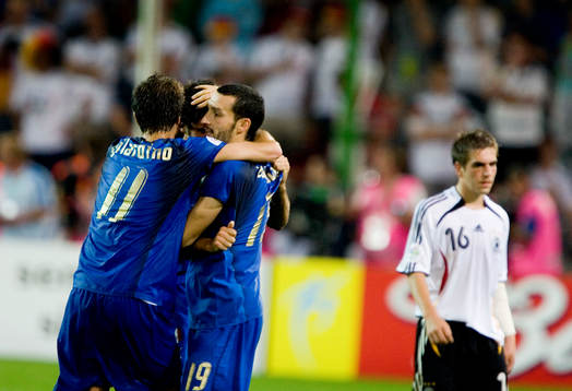 Jubel i Italien och Philipp Lahm, Tyskland, depp