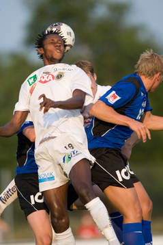 0-2 skytten Yannick Bapupa högst i nickduell