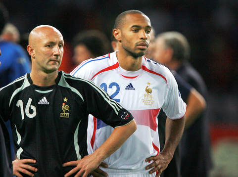 Fabian Barthez, målvakt och Thierry Henry, Frankrike, depp