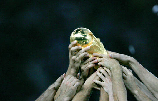 Italien höjer VM-pokal, pokal, buckla, händer