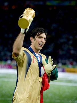 Italien är världsmästare, jubel med pokal. Gianluigi