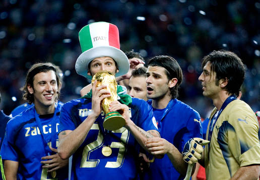Italien är världsmästare, jubel med pokal. Glädje,
