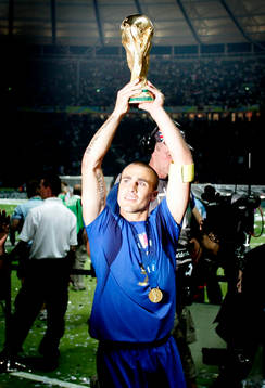 Italien är världsmästare, jubel med pokal.  Fabio