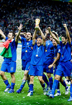 Italien är världsmästare, jubel med pokal.  Alessandro