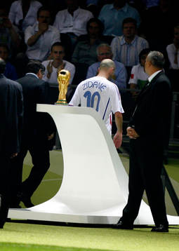 Zinedine Zidane, Frankrike fick rött kort och gick förbi