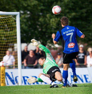 Martin Fribrock, Halmstad, chippar bollen över Daniel