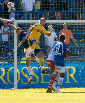 Trångt framför Magnus Jonsson, målvakt, Norrköping