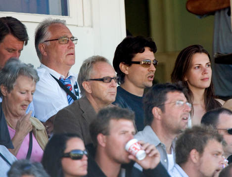 Bengt Madsen och Jari Litmanen med fru på läktaren