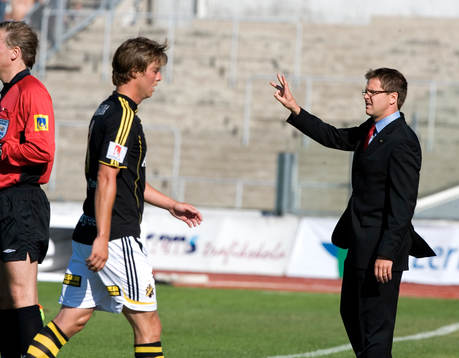 Niklas Sandberg, AIK, utvisad och Rikard Norling, tränare