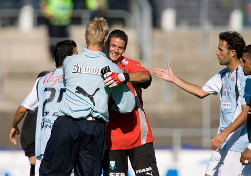 Jonas Sandqvist, målvakt, kramas om av Mattias Asper