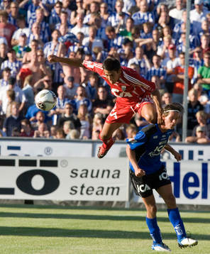 Andres Vasques flyger över Dusan Djuric