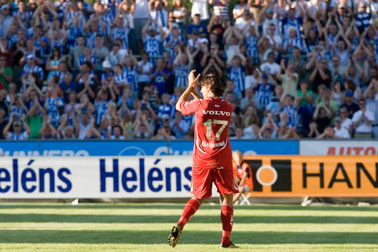 George Mourad, 2-målsskytten, tackar publiken när han