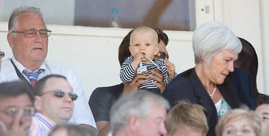 Jari Litmanen med familj, längst till vänster MFF:s