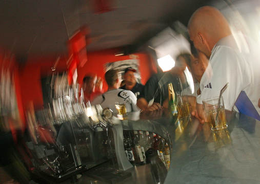 Fotboll. Allsvenskan. Helsingborg - Häcken. Bar, pub
