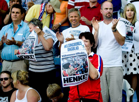 Henrik Larsson har kommit hem. Välkomnas av supportrarna