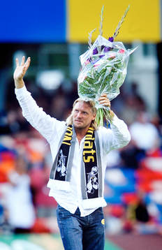 Johan Mjällby tackas av. Blommor