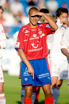 Henrik Larsson, Helsingborg, pekar neråt på hörna