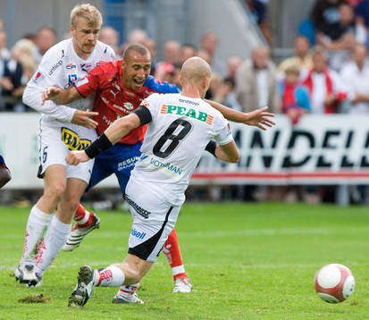 "Henke" Larsson tas hårt av Mikael Eklund, Kalmars mittback