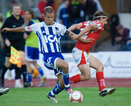 Niclas Alexandersson håller undan för César Santin