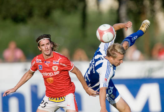 César Santin får Adan Johansson på fall