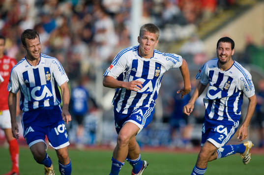2-målsskytten Pontus Wernbloom jublar, backarna Hjalmar