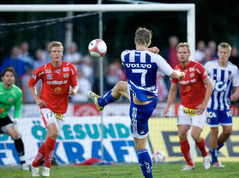 Niclas Alexandersson skjuter ett rungande skott i ribban