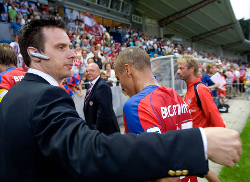 Henrik Larsson lämnar planen. Vakt
