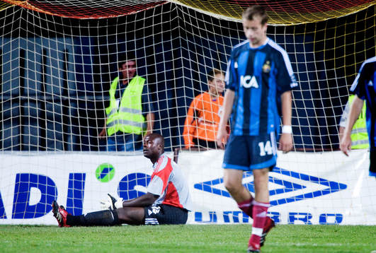 Pa Dembo Tourray, målvakt sitter i målet