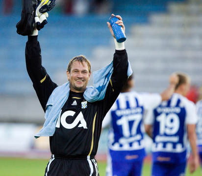 Bengt Andersson, målvakt, Göteborg. I bakgrunden: