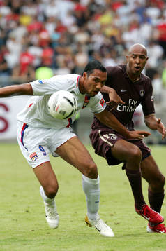 Sammy Traore, Paris Saint Germain  och John Carew, Lyon