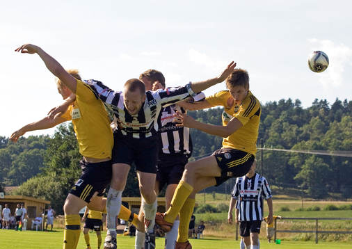 Niclas Fischer och Simon Larsson trycks undan av Lindomes