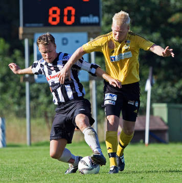 Målskytten Mattias Adelstam kämpar