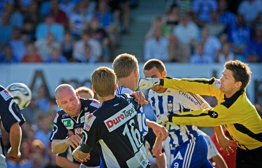 Mattias Hugosson, målvakt, Gefle boxar ut bollen. Box